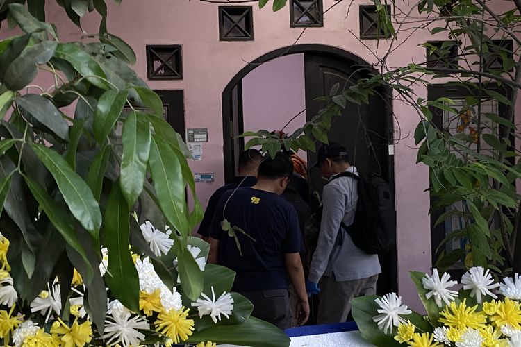 Puslabfor Bareskrim Polri bersama Inafis dari Polda Jabar dan Polres Indramayu saat melakukan olah TKP ulang di lokasi penemuan 5 mayat sekeluarga yang terkubur di dalam rumah di Kelurahan Paoman, Kecamatan/Kabupaten Indramayu, Jawa Barat, Selasa (2/9/2025)