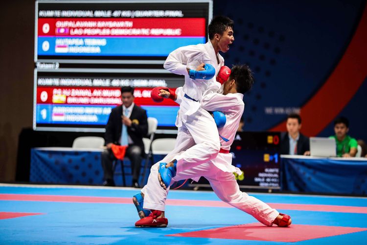 Karateka putra Indonesia, Rifky Arrosyid bertarung melawan Karateka asal Brunei, Zainal Ak Muhd Abdul di kelas 60 kg di World Trade Center, Manila, Filipina, Minggu (8/12/2019). Rifky Arrosyid berhasil meraih medali perak.