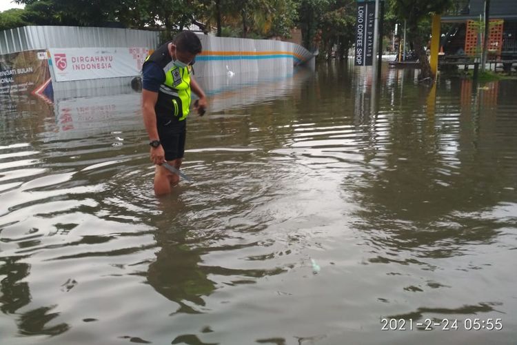 Kondisi banjir di Stasiun Semarang Tawang pada Rabu, (24/2/2021). 