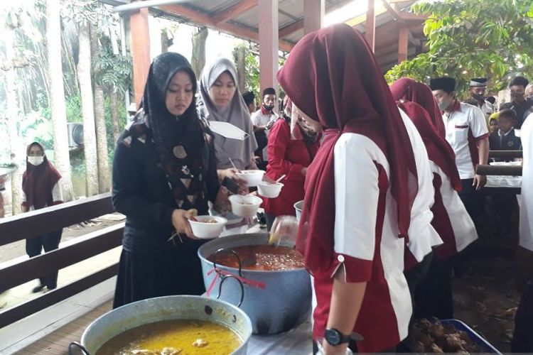 Warga antre mendapatkan ketupat cokelat yang dibagikan di lokasi Wisata Edukasi Kampung Coklat Kabupaten Blitar, Jawa Timur, Minggu (8/5/2022). Kegiatan kupatan massal membagikan 1.800 paket ketupat cokelat untuk pengunjung dalam tradisi Lebaran Ketupat setelah Hari Raya Idul Fitri. 