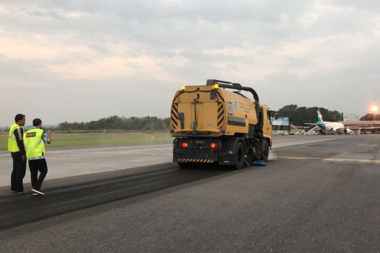 Pembersihan abu vulkanik akibat erupsi Gunung Merapi di Bandara Internasional Ahmad Yani, Semarang dengan runway sweeper dan mobil pemadam, Jumat (1/6/2018). 
