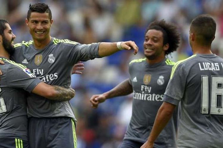 Penyerang Real Madrid Cristiano Ronaldo (2 dari kiri) melakukan selebrasi bersama Isco (kiri) dan Marcelo (2 dari kanan) setelah mencetak gol ke gawang Espanyol pada laga La Liga di Power8 stadium, Sabtu (12/9/2015).