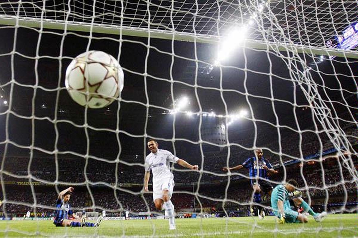 Penyerang Schalke 04 asal Brasil, Edu, merayakan golnya ke gawang Inter Milan yang dikawal penjaga gawang asal Brasil, Julio Cesar (kanan), pada laga pertama perempat final Liga Champions antara Inter Milan dan Shalke 04 di Stadion Giuseppe Meazza, Milan, Italia, Selasa (5/4). Schalke menang 5-2.