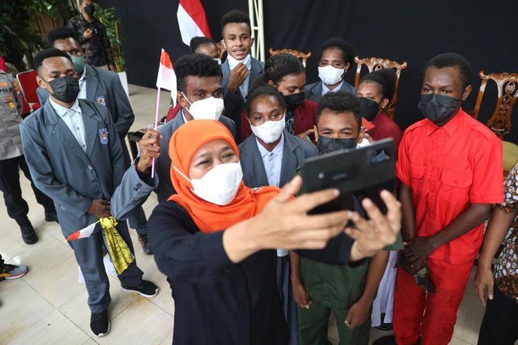 Gubernur Jawa Timur Khofifah Indar Parawansa Saat Melakukan Tinjauan Persoalan Rasisme yang Terjadi di SMAN Pakusari Jember, Minggu (30/01/2022)