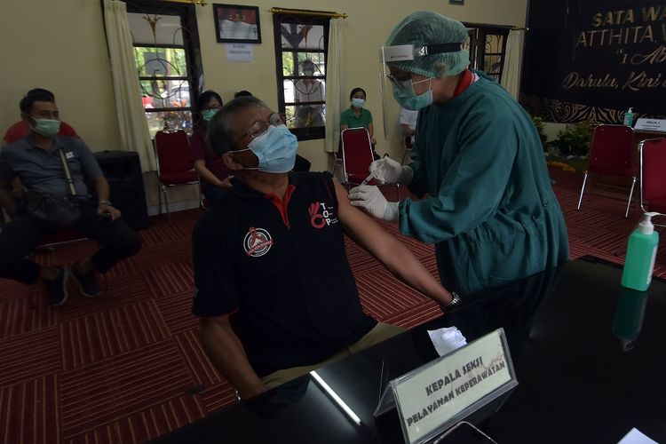 Petugas medis menyuntikkan vaksin COVID-19 Sinovac terhadap tenaga kesehatan saat simulasi di RSUD Wangaya, Denpasar, Bali, Jumat (8/1/2021). Simulasi tersebut untuk persiapan vaksinasi bagi tenaga kesehatan yang akan dilakukan pada 14 Januari 2021 mendatang. ANTARA FOTO/Nyoman Hendra Wibowo/foc.