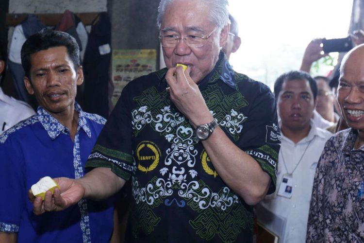 Menteri Perdagangan Enggartiasto Lukita saat mengunjungi pabrik tahu di Kalideres, Jakarta Barat, Rabu (19/9/2018). Enggartiasto memberikan penjelasan kepada sejumlah pengrajin tahu dan tempe mengenai isu permasalahan soal tempe yang setipis kartu ATM.