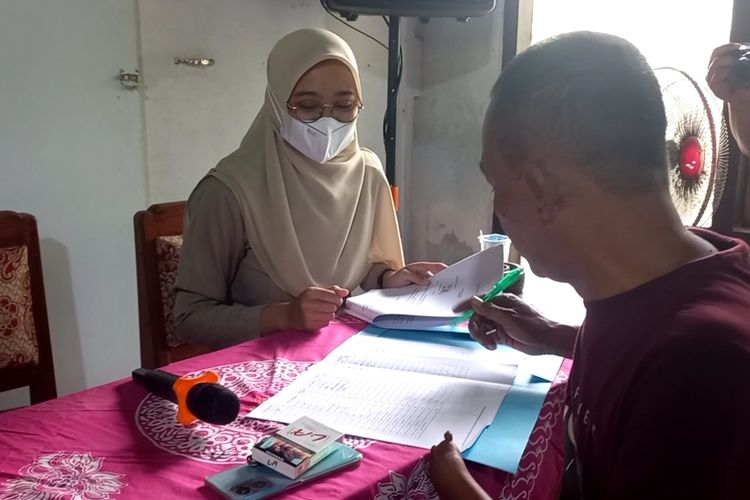 Fahrurozi sedang menandatangani kesepakatan musyawarah bentuk kerugian dan tanam tumbuh di balai Desa Wadas Kecamatan Bener Kabupaten Purworejo pada Selasa (25/10/2022)