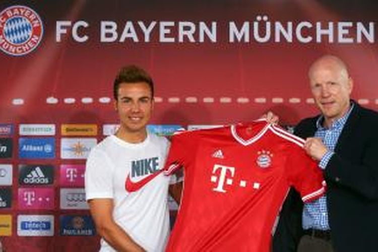 Pemain lapangan tengah Mario Goetze (kiri) memperlihatkan jersey-nya dalam konferensi pers saat ia bergabung dengan Bayern Munchen di markas tim tersebut di Munich, 2 Juli 2013. 