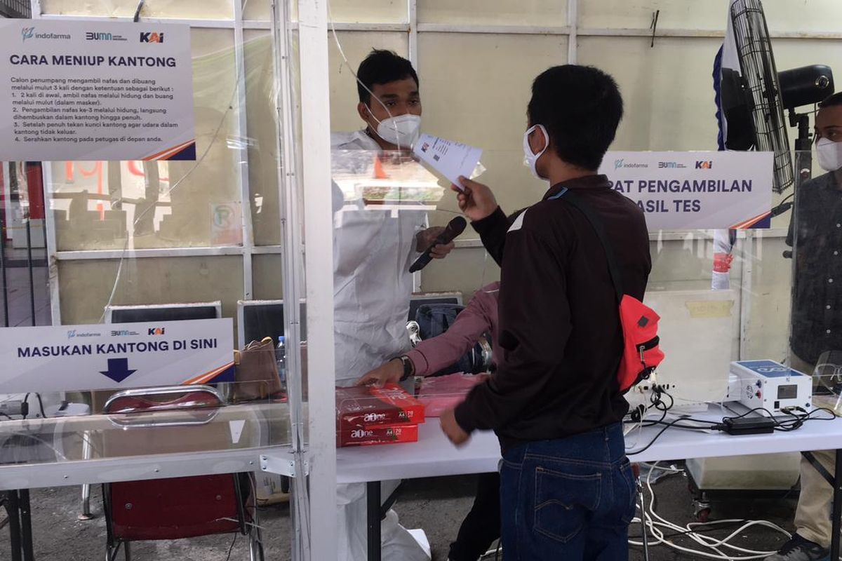 Proses calon penumpang yang menggunakan layanan tes GeNose di Stasiun Bekasi