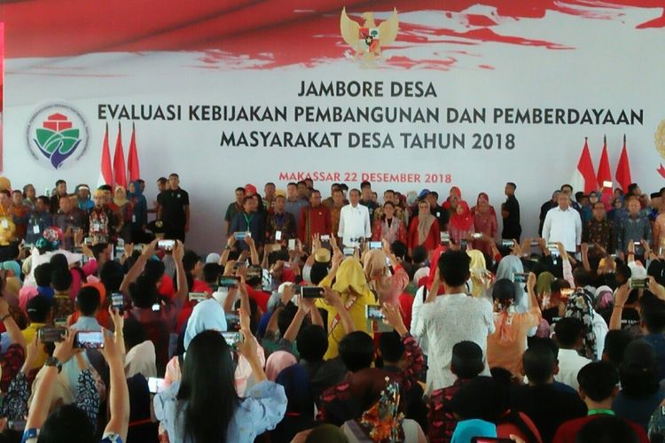 Presiden Jokowi beserta ibu negara, Iriana Jokowi menghadiri Jambore Desa di Wisma Negara di kawasan reklamasi Pantai Losari Makassar, Sabtu (22/12/2019).
