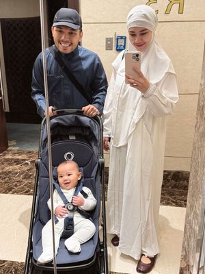 Aaliyah Massaid tampil modis dan syar?i saat umroh. Dari gamis hitam elegan hingga abaya putih minimalis, gaya nyaman ini jadi inspirasi muslimah.