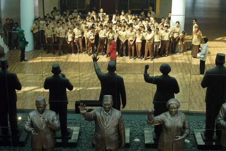 Pengunjung Istana Untuk Rakyat (Istura) 2016 melihat patung-patung mantan presiden Indonesia di Museum Balai Kitri, Istana Bogor, Jawa Barat, Selasa (24/5/2016).