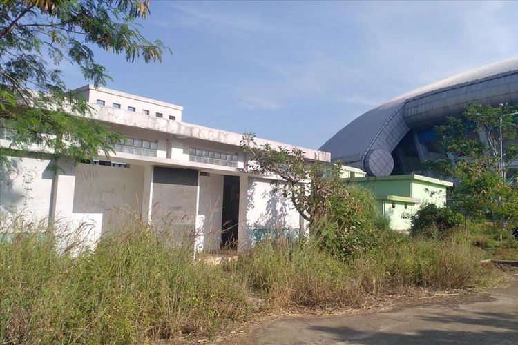 Bagian luar Stadion Gelora Bandung Lautan Api (GBLA) yang tidak terawat. 