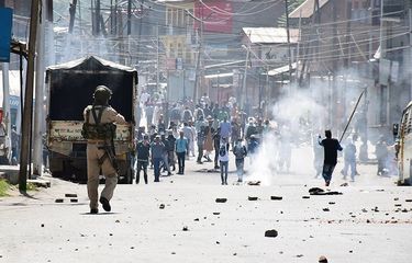 Polisi India sedang menghalau pemberontak di Kashmir.
