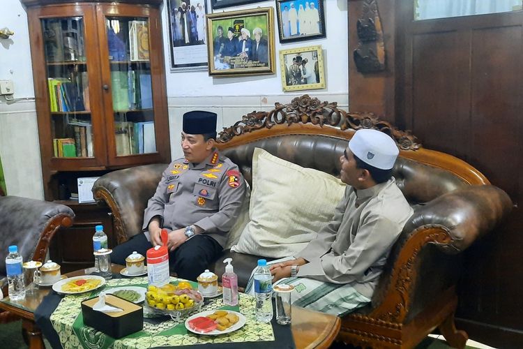 Kapolri Jenderal Listyo Sigit Prabowo saat bersilaturahmi ke Pondok Pesantren Al Anwar Karangmangu, Kecamatan Sarang, Kabupaten Rembang, Minggu (30/10/2022)