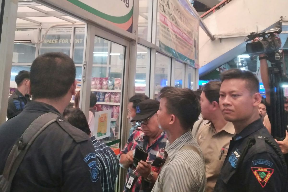 Antrean masyarakat membeli masker murah di JakMart Pasar Pramuka, Jakarta, Kamis (5/3/2020).