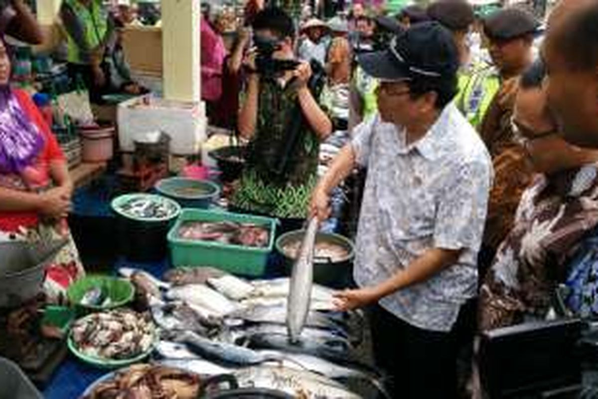 Menko Bidang Kemaritiman Rizal Ramli bersama Bupati Banyuwangi Abdullah Azwar Anas saat berkunjung di pelabuhan ikan Muncar di Banyuwangi, Minggu (10/4/2016). 