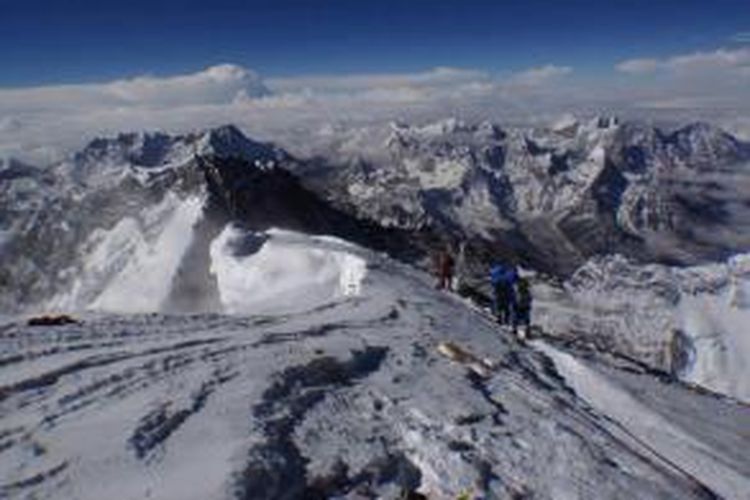 Para pendaki dalam perjalanan menuju puncak Gunung Evrest, 23 Mei 2013.