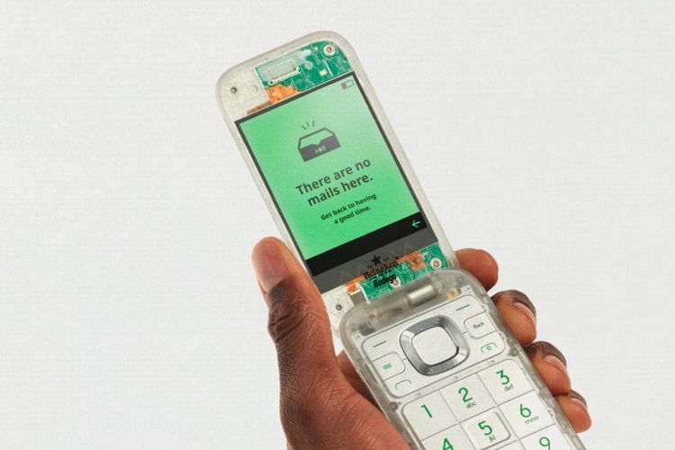 HMD Global, Heineken, dan Bodega berkolaborasi untuk memperkenalkan ponsel lipat Boring Phone