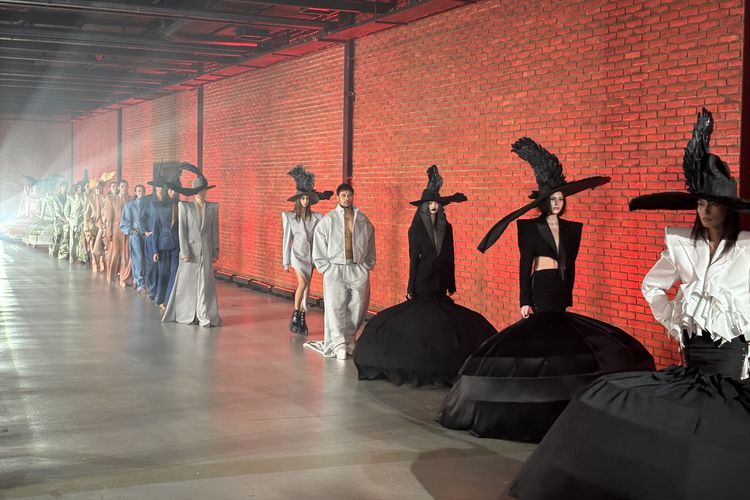 Dua babak yang dibalut dengan transisi warna hitam ke warna pastel dalam Spring/Summer Collection 2026 karya Harry Halim yang digelar di Brickhall Fatmawati, Jakarta Selatan, Selasa (11/11/2025).