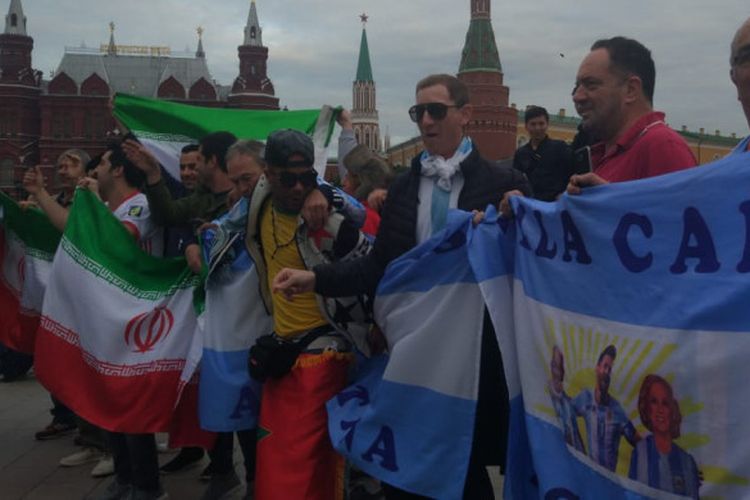 Suporter Iran dan Argentina di Red Square, Moskow, kompak mendukung tim nasional mereka masing-masing di Piala Dunia 2018.