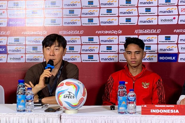 Pelatih timnas Indonesia, Shin Tae-yong, dalam sesi jumpa pers setelah laga melawan Tanzania di Stadion Madya, Jakarta, pada Minggu (2/6/2024).