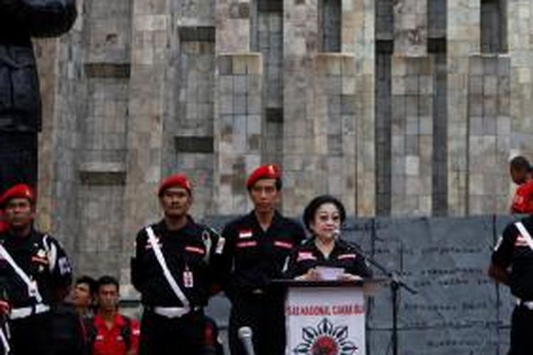 Ketua Umum Partai Demokrasi Indonesia Perjuangan, Megawati Soekarnoputri (kiri) memimpin upacara peringatan hari lahir Pancasila di Tugu Proklamasi, Jakarta, Sabtu (1/6/2013). Tokoh yang hadir dalam acara tersebut antara lain, Ketua Umum Palang Merah Indonesia, Jusuf Kalla, Gubernur DKI Jakarta, Djoko Widodo.  