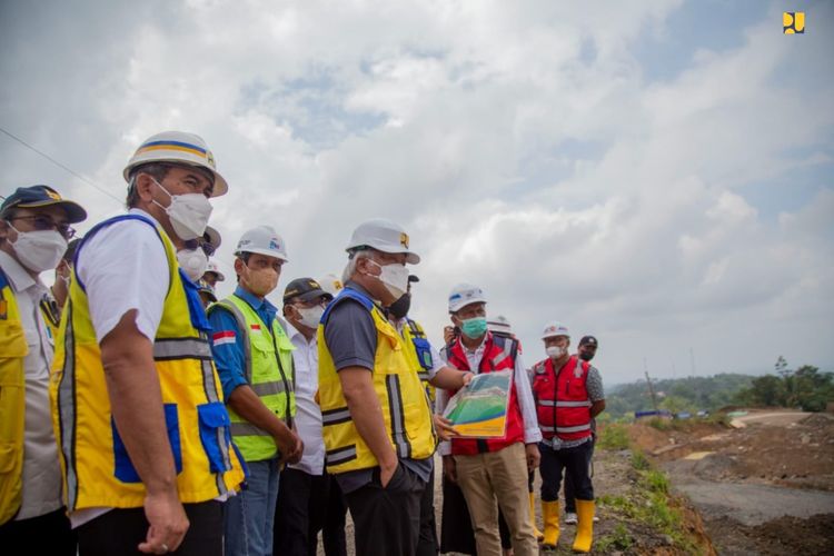 Menteri PUPR Basuki Hadimuljono saat meninjau pembangunan Bendungan Jlantah di Kabupaten Karanganyar, Jawa Tengah.