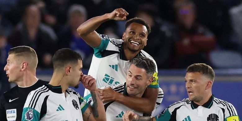Jacob Murphy (tengah) merayakan gol bersama Fabian Schaer dalam pertandingan Liga Inggris antara Leicester City vs Newcastle United di Stadion King Power di Leicester, Inggris tengah pada 7 April 2025. (Photo by Darren Staples / AFP) 