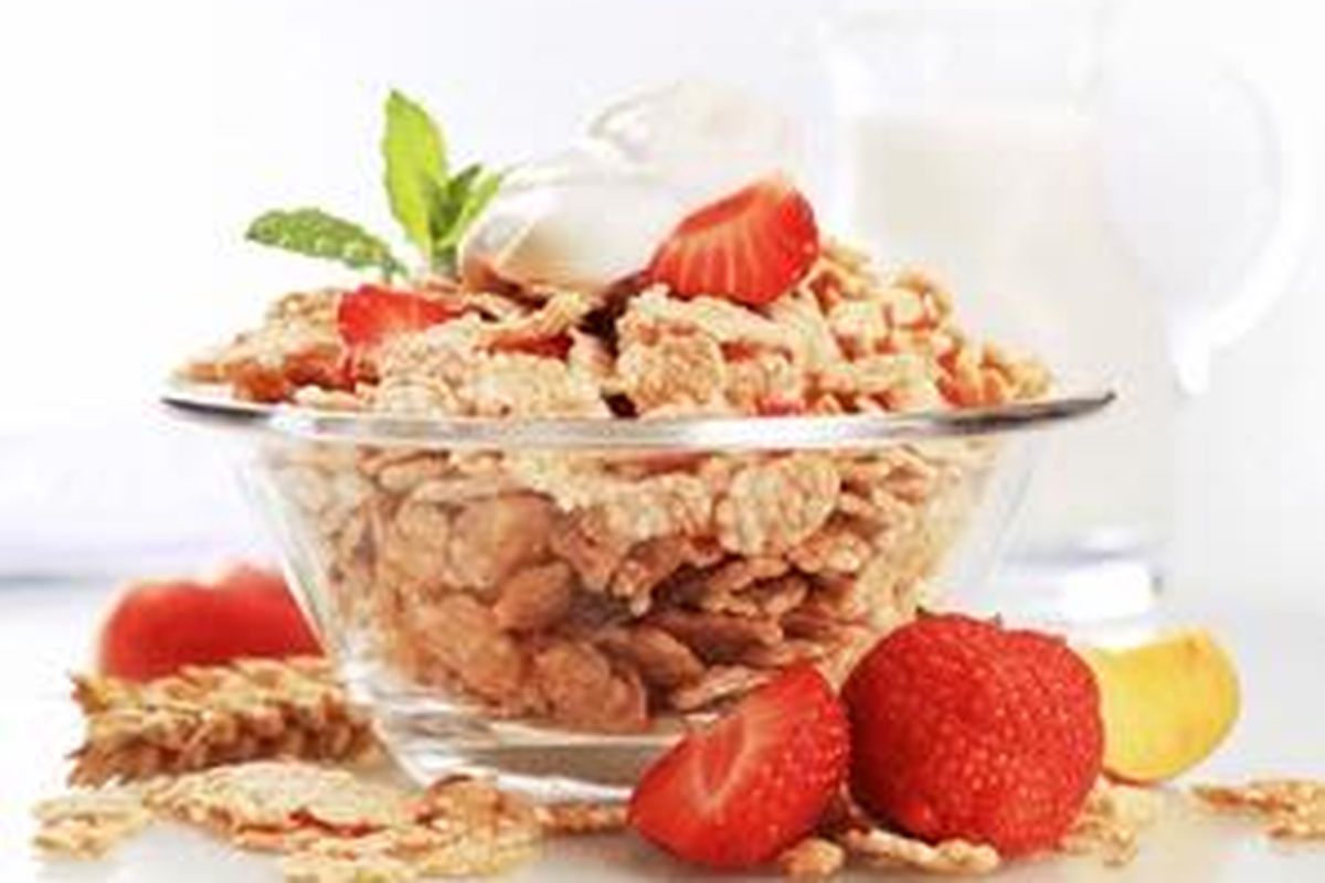 Coba sarapan yang sehat, seperti cornflakes dengan tambahan buah-buahan.