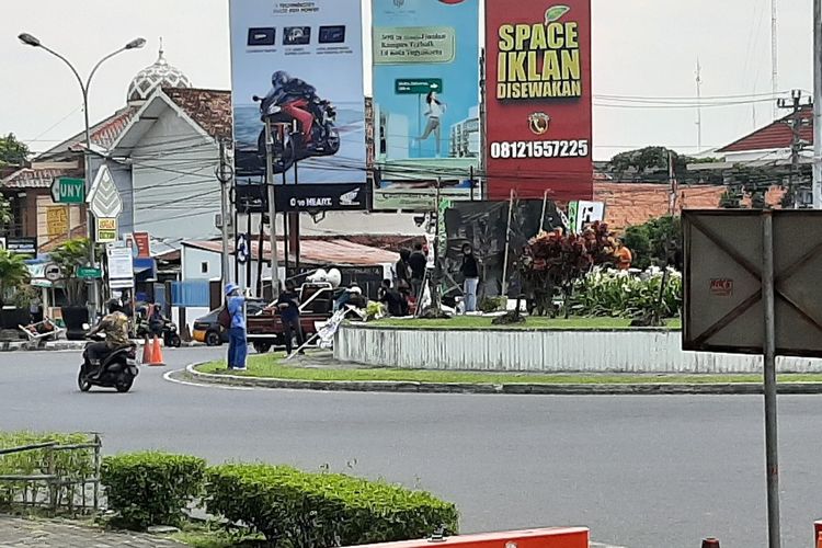 Situasi Bundaran Universitas Gadjah Mada (UGM). Beberapa orang peserta aksi demo tolak Omnibus Law Cipta Kerja tampak sedang memasang spanduk di Bundaran UGM.