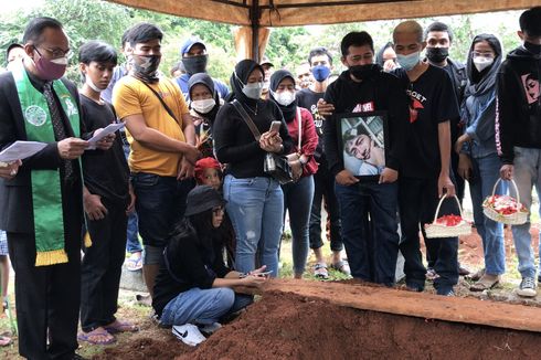 Jenazah Korban Kebakaran Lapas Tangerang Dimakamkan, Orangtua Menangis Peluk Foto Petra