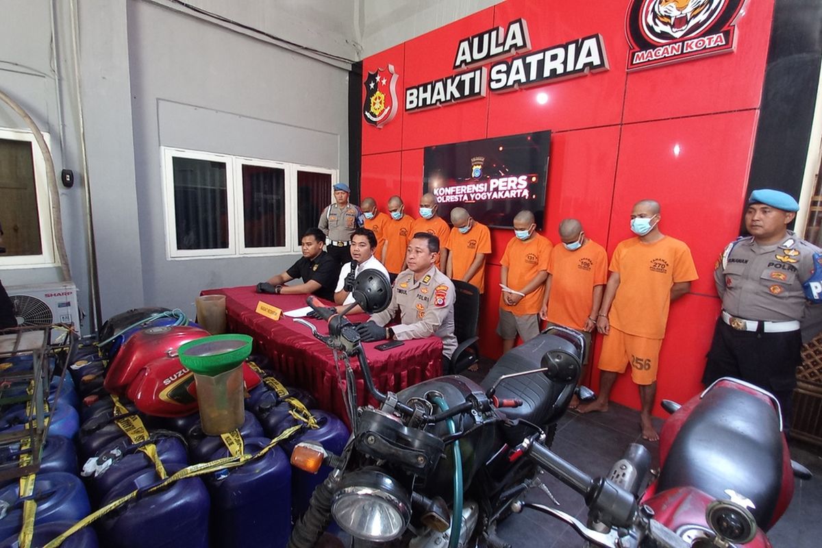 Polisi saat menunjukkan tersangka dan barang bukti, Rabu (20/9/2023)