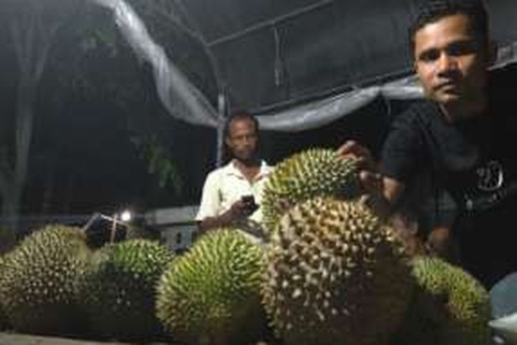 Pembeli sedang memilih durian di Simpang Elak, Kedee Mane, Kecamatan Muara Batu, Aceh Utara, Selasa (16/8/2016) dini hari.