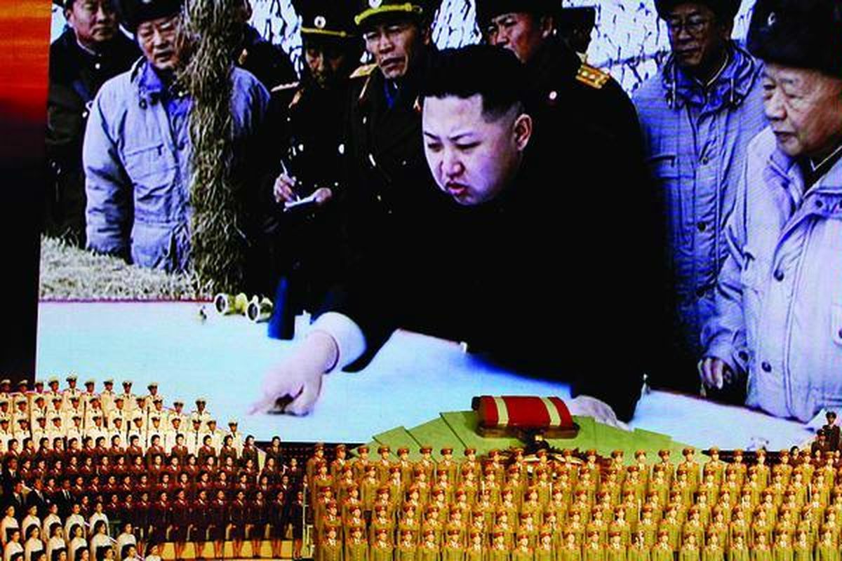 Pemimpin tertinggi yang baru Korea Utara,  Kim Jong Un, ditayangkan pada layar raksasa dalam sebuah konser peringatan 80 tahun hari jadi Angkatan Bersenjata Korut, di Pyongyang, Korea Utara, Selasa (24/4).