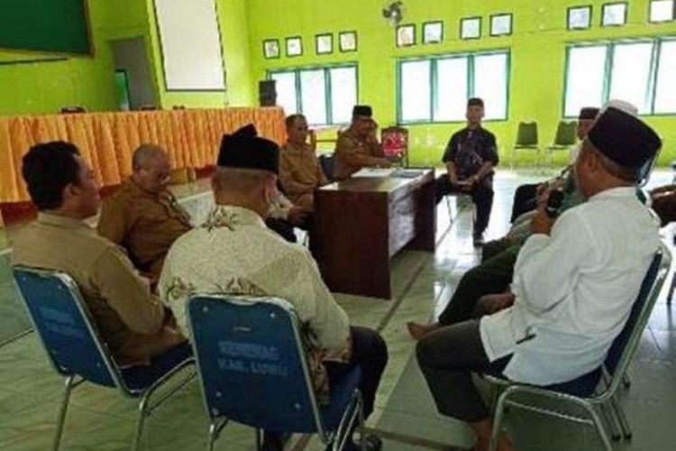 Majelis Ulama Indonesia (MUI) Kabupaten Luwu, Sulawesi Selatan bersama sejumlah pihak membahas keberadaan aliran Cermin Kebahagiaan yang disebarkan oleh Adlan Ibrahim di Desa Raja, Kabupaten Luwu, Selaasa (10/12/2019)
