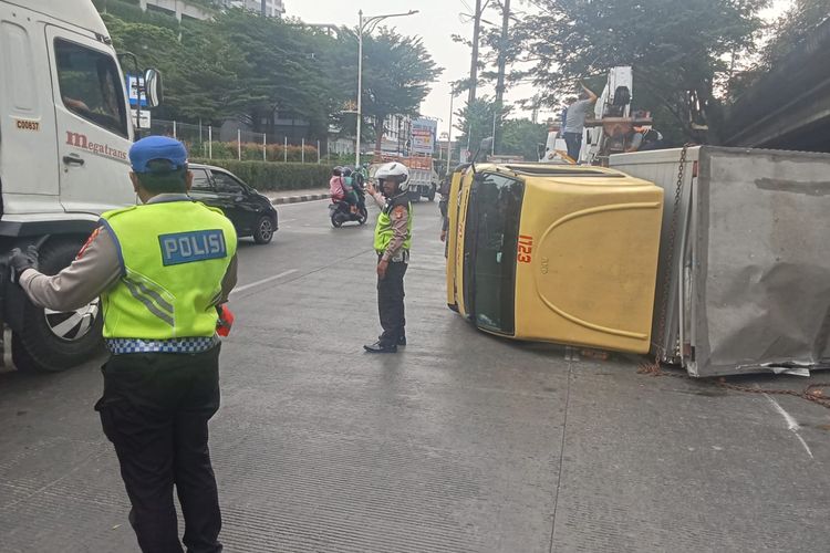 Truk Terguling di Turunan Flyover Rawa Buaya Jakbar akibat Ban Kempes