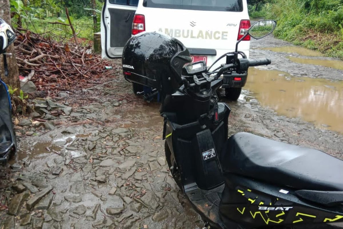 Kondisi Jalan Cimareleng-Cibenda yang rusak mengharuskan Yosi Yohana (25 tahun) salah seorang warga Kampung Tegalpanjang, Desa Sidamulya, Kecamatan Ciemas, Kabupaten Sukabumi, Jawa Barat terpaksa harus melahirkan di jalanan pada Rabu (1/1/2025) lalu.