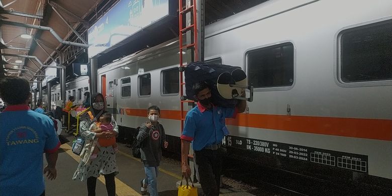 Keringat Porter di Stasiun Tawang, Berkah Nataru di Tengah Keramaian