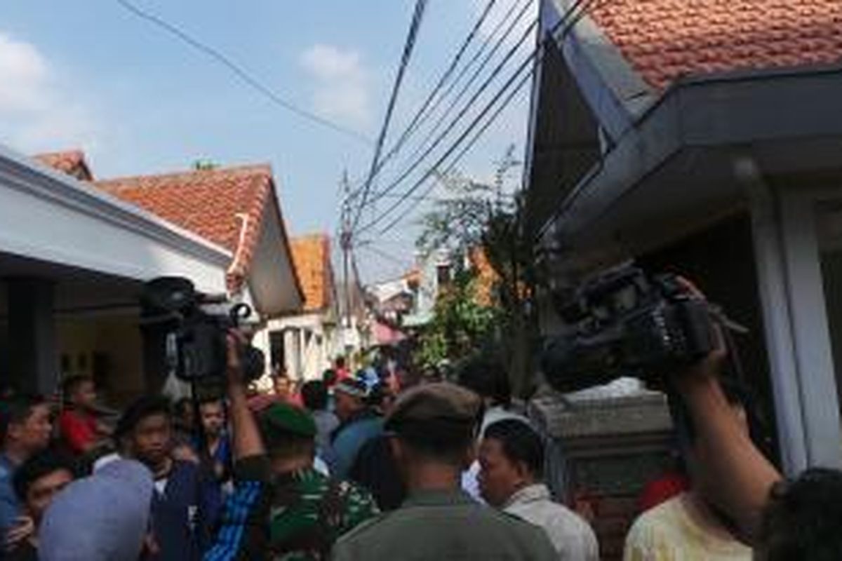 Tim pengukuran tanah proyek sodetan Ciliwung-KBT sedang mengukur wilayag Bidaracina, Jatinegara, Jakarta Timur. Warga mengawasi jalannya pengukuran. Kamis (28/5/2015).