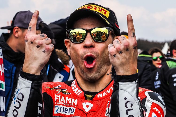 Pebalap Aruba.IT Racing Ducati, Alvaro Bautista. Bautista kini memuncaki klasemen pebalap dengan keunggulan 82 poin atas Toprak Razgatlioglu dan punya kans mengunci gelar juara dunia pada WSBK Mandalika 2022.