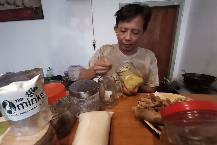 Tribroto saat meracik minuman khas Kalpata Minke Kamis (3/2/2023)