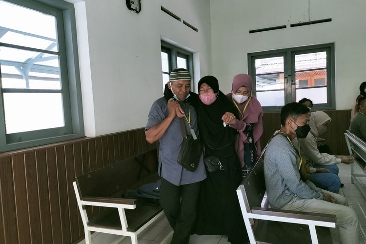 Endang yang berada di bangku barisan depan didampingi oleh suaminya Sunardi (52), harus dibopong keluar ditengah-tengah sidang vonis kasus Diklatsar Menwa UNS, Senin (4/4/2022)