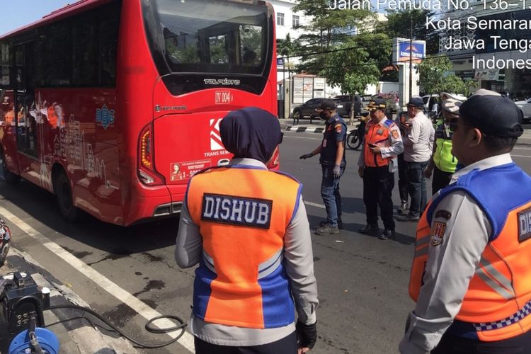 Dishub Kota Semarang melakukan inspeksi armada BRT Semarang yang melebihi ambang batas emisi. 
