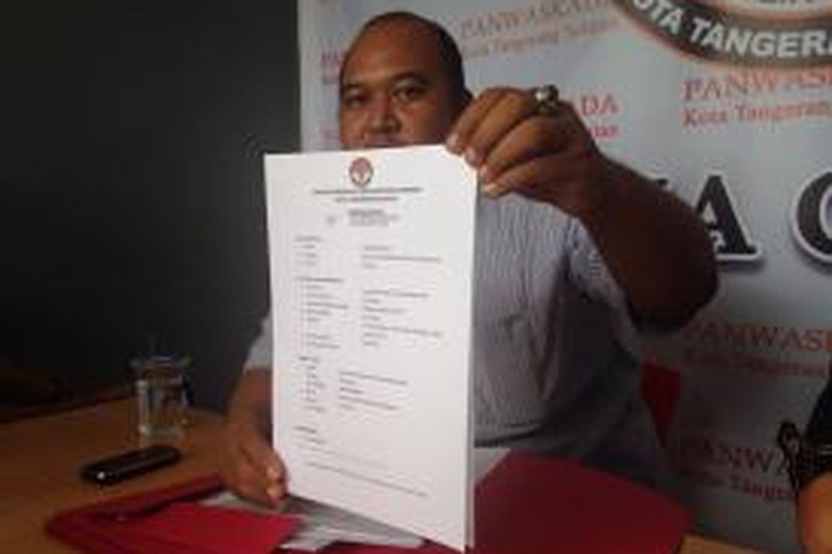 Divisi Pengawasan dan Humas Panitia Pengawas Pemilihan Kepala Daerah Tangerang Selatan Muhamad Acep memperlihatkan surat keputusan yang menyatakan lima laporan dugaan pelanggaran Airin-Benyamin dalam Pilkada Tangsel tidak bisa ditindaklanjuti, Selasa (15/9/2015). 