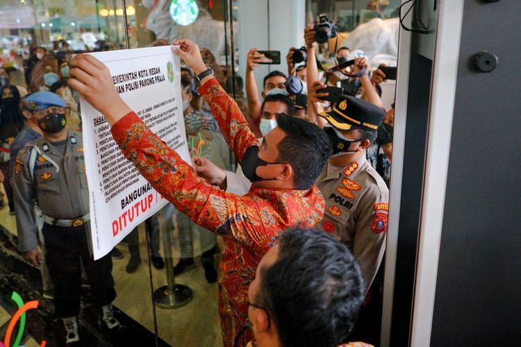 Penyegelan terhadap mal Cantre Point yang dilakukan Wali Kota Medan, Bobby Nasution berakhir usai pengelola mal mencicil tunggakan pajak mereka.