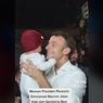 Momen Presiden Macron Gendong dan Cium Bayi saat Jalan-jalan di Bali