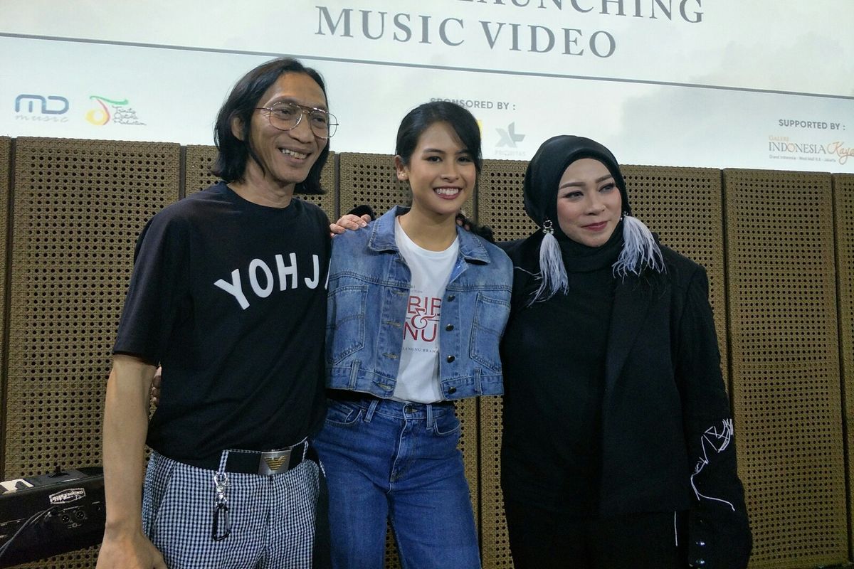 Artis peran dan penyanyi Maudy Ayunda (tengah) berfoto bersama Anto Hoed dan Melly Goeslaw dalam jumpa pers di Grand Indonesia, Jakarta Pusat, Rabu (3/7/2019).