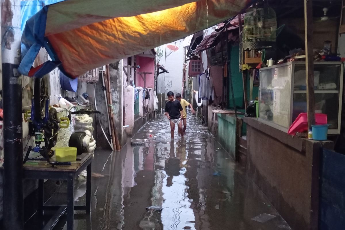 Cerita Warga Kebon Jeruk Harus Puasa Lebih Lama Gara-gara Terjebak Banjir