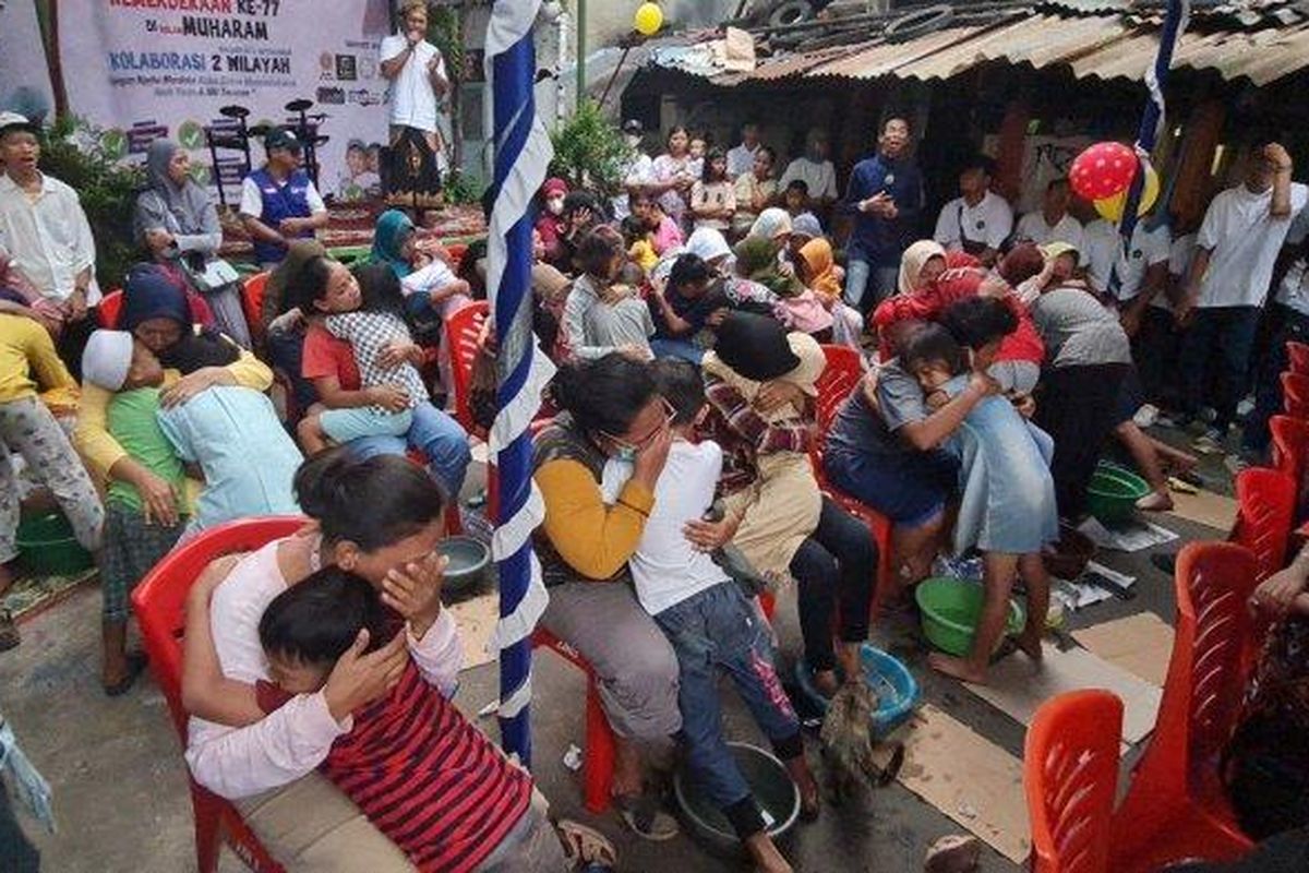 Suasana kegiatan acara cuci kaki massal ibu yang berlangsung di kelurahan Kali Anyar, Tambora, Jakarta Barat pada Sabtu (27/8/2022). 